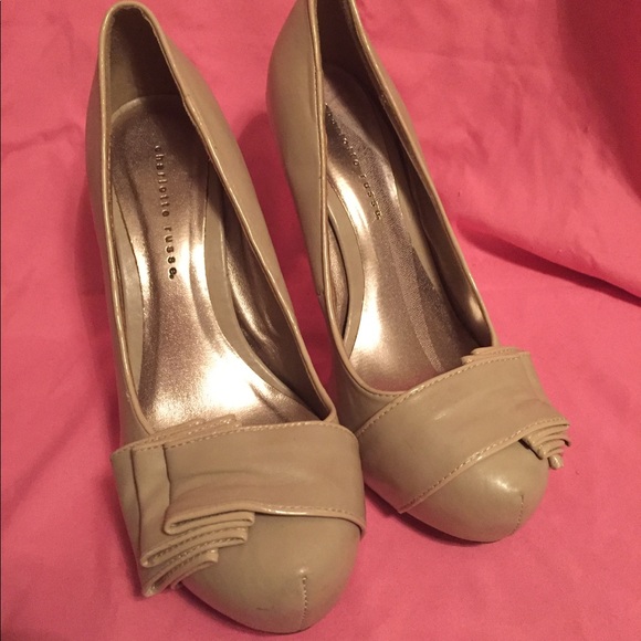 Charlotte Russe tan ruffle design platform heels - Picture 2 of 5